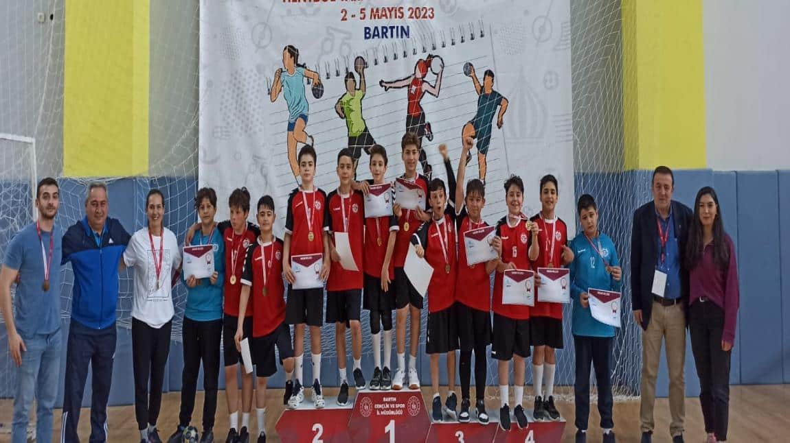 Küçük Erkek Hentbol Takımımız Türkiye'de İlk 8 Okul Arasında