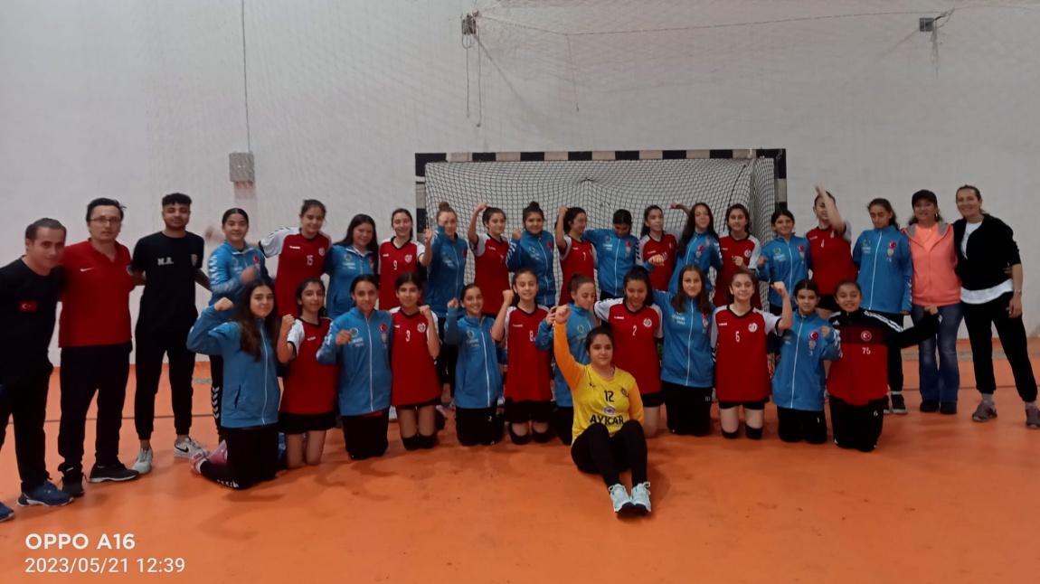 Yıldız Kızlar Hentbol Takımımız Türkiye'de İlk 8 Takım Arasına Girerek Finallerde Oynamaya Hak Kazandı